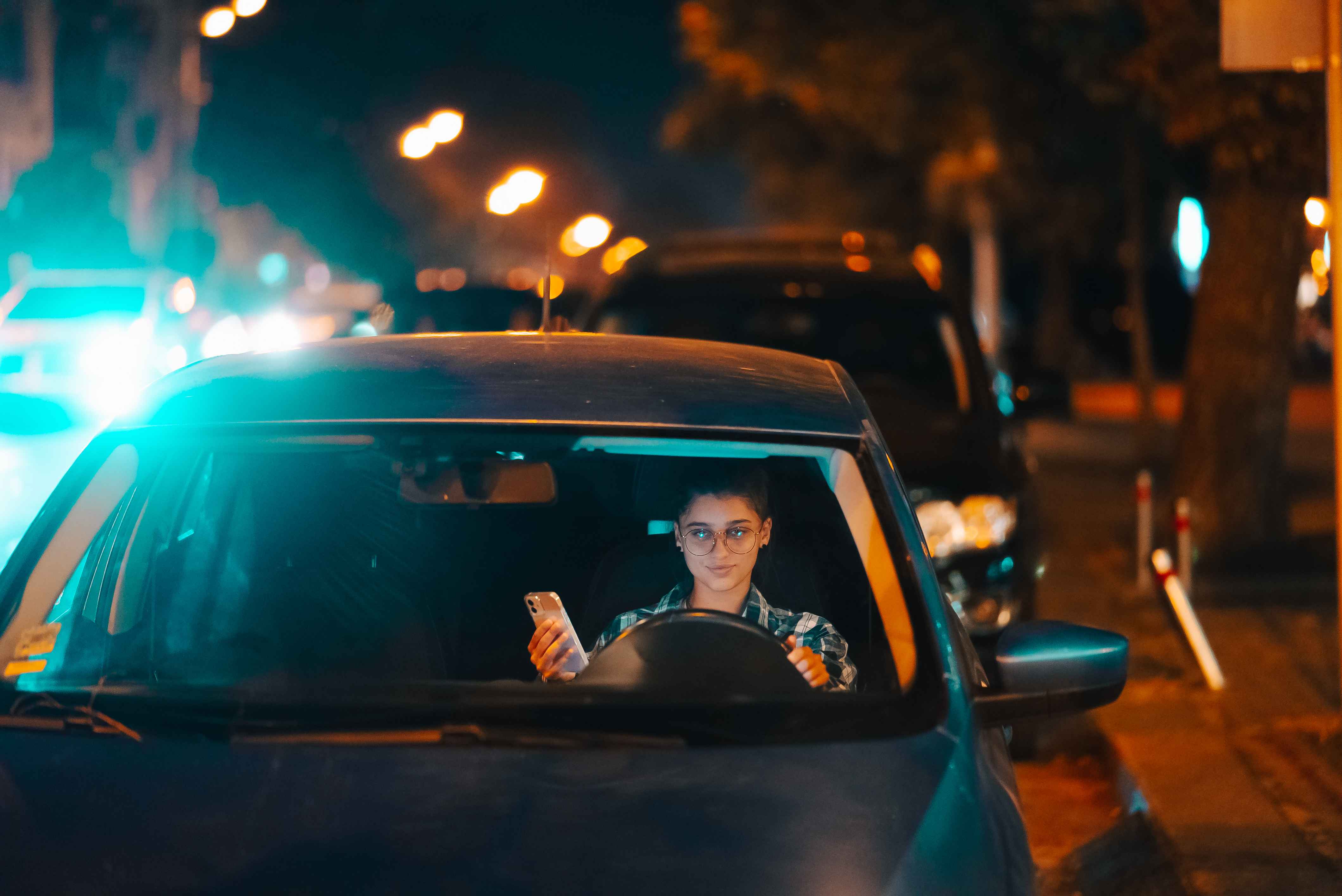 A lady texting while driving